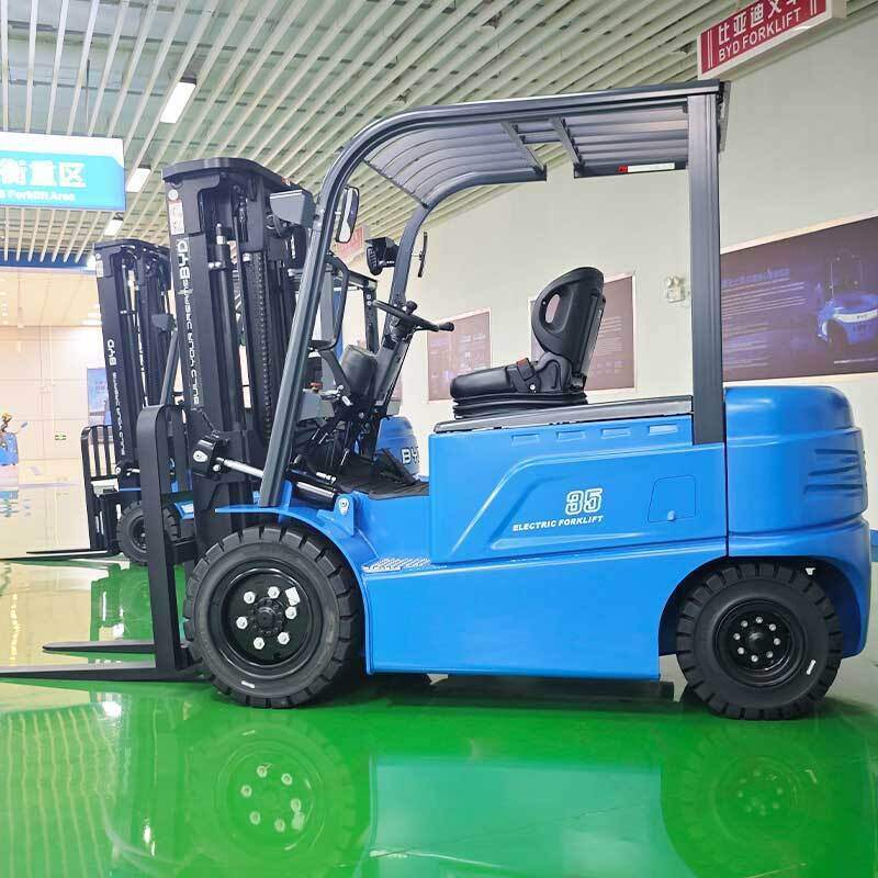 君山区冷链仓库里的电动叉车