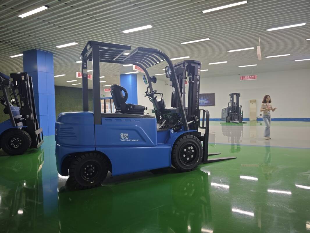 蓝山县冷链仓库里的电动叉车